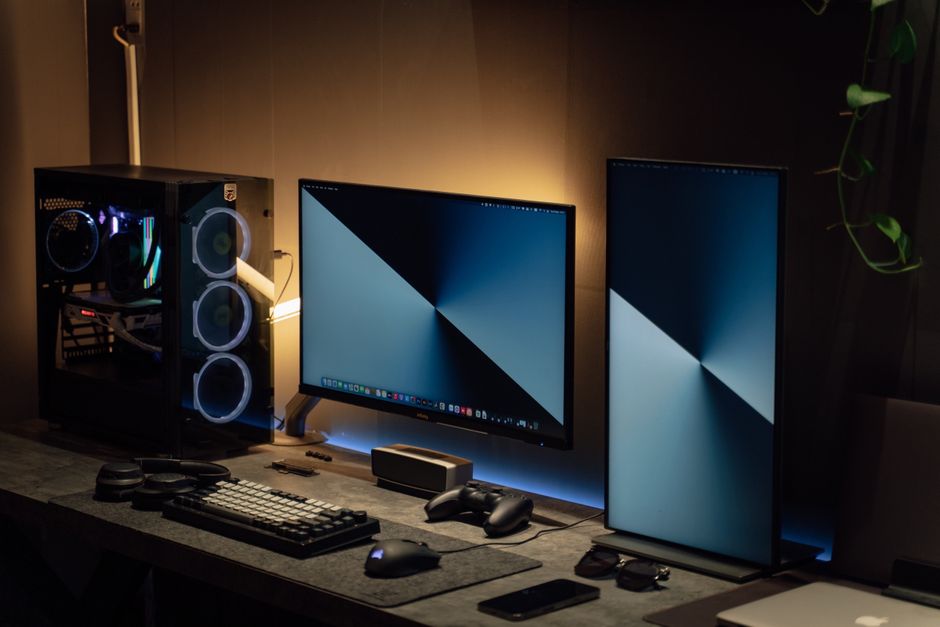 Moderan dvostruki monitor PC setup s tehnološkim gadgetima