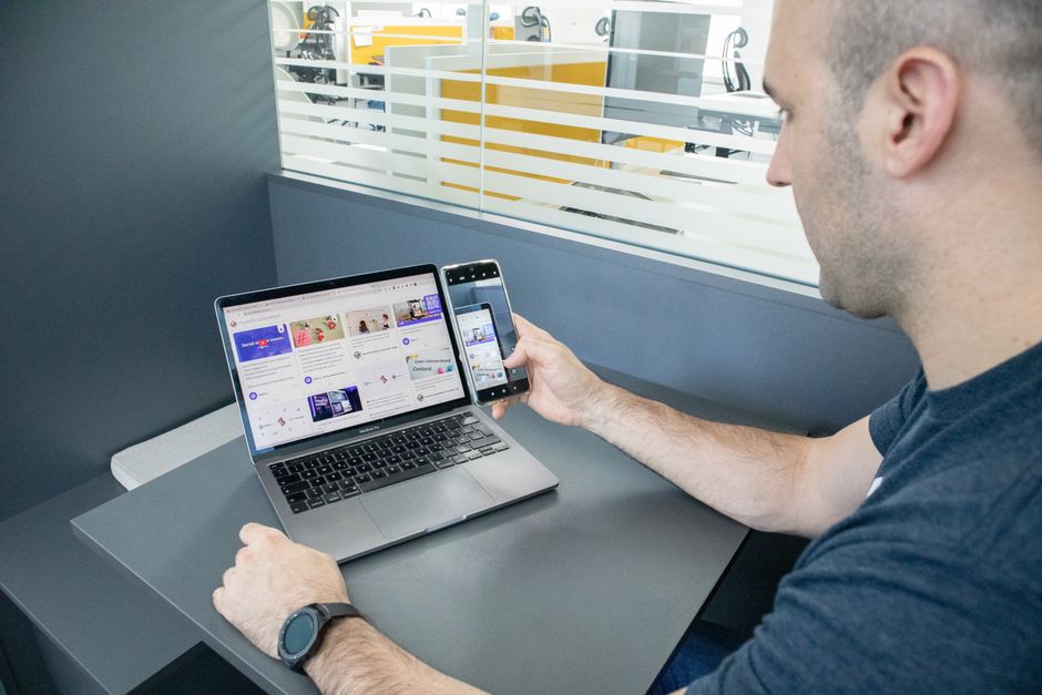 Rad na laptopu i pametnom telefonu